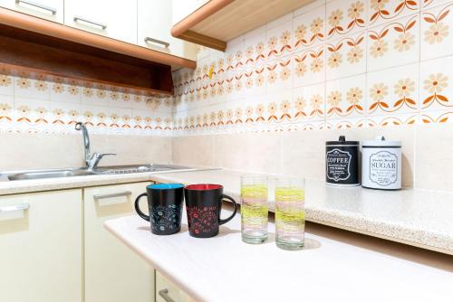 Maria's Apartment 1ος όροφος δίπλα στο Νοσοκομείο Παίδων και στο Λαϊκό
