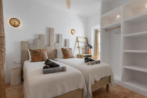 2 camas en una habitación con paredes blancas en Casa Aduar 22 2b MarbellaOldTown, en Marbella