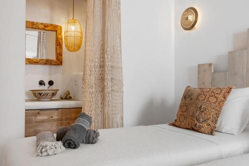 Un dormitorio con una cama con un osito de peluche. en Casa Aduar 22 2b MarbellaOldTown, en Marbella