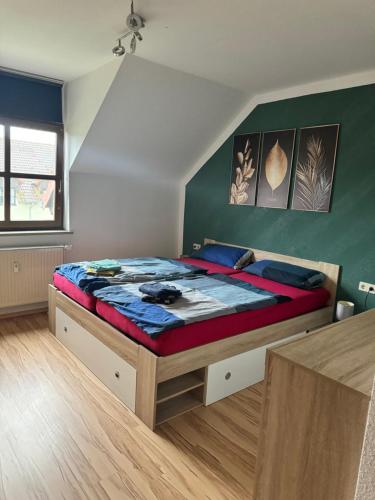 1 dormitorio con 1 cama grande en una habitación en Schöne Wohnung in einer ruhiger Umgebung, en Machern