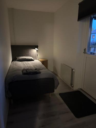 Postel nebo postele na pokoji v ubytování Lägenhet på Rosenlund