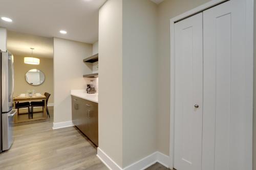 uma cozinha com paredes brancas e um frigorífico em Elegant Condo for Business Travelers @Crystal City em Arlington