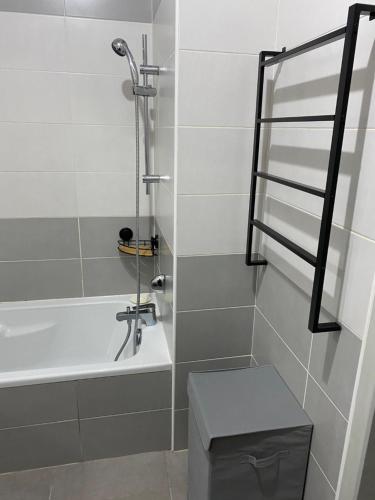 SaleillesにあるCharmant appart. 3-4 pers.のシャワー、浴槽、トイレ付きのバスルーム