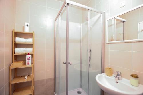 y baño con ducha y lavamanos. en Special Loft : 40 m² de confort, en Cergy