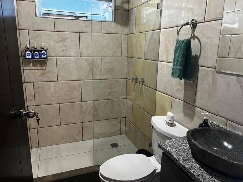 Ванна кімната в Modern Apartment, Excellent Location Bahia Ballena