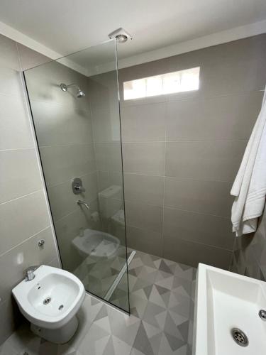 ein Bad mit einem WC, einem Waschbecken und einer Dusche in der Unterkunft Atempo. Departamento de autor in Rafaela