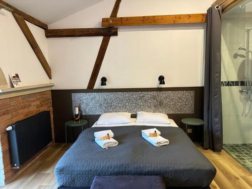 a bedroom with a bed with two towels on it at Stary Folwark Machnice in Machnice