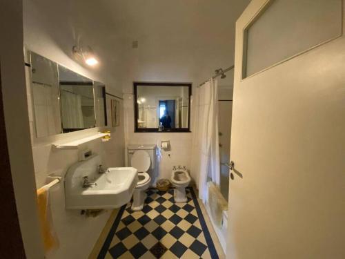a bathroom with a sink and a toilet at Casa Margaret - Hermosa vista a la Sierra in La Cumbre
