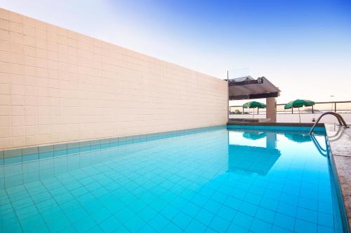 a swimming pool in front of a building at Hotel Golden Park Rio de Janeiro Aeroporto By Nacional Inn in Rio de Janeiro