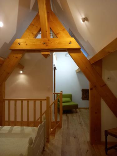 Ένα ή περισσότερα κρεβάτια σε δωμάτιο στο Maison de la Ruelle au cœur de la Bastide de Domme avec cour terrasse