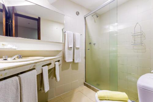 y baño con ducha, lavabo y aseo. en Hotel Golden Park Rio de Janeiro Aeroporto, en Río de Janeiro