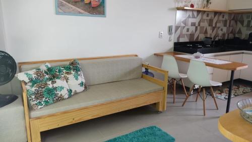uma sala de estar com um sofá e uma mesa em Flat Macaraípe - Maraca Beach I em Porto de Galinhas