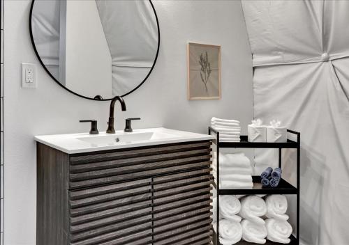 La salle de bains est pourvue d'un lavabo et d'un miroir. dans l'établissement Starlight Haven Hot Springs, à Hot Springs