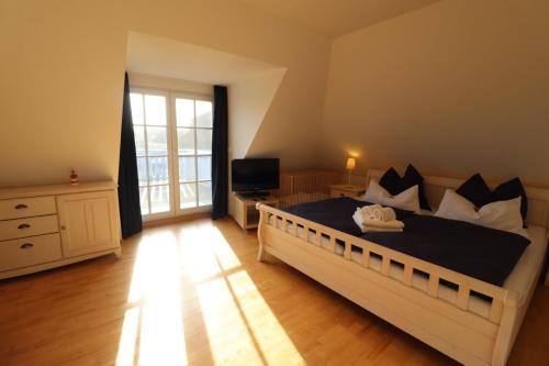 En eller flere senge i et værelse på Ferienhaus Achternkieker