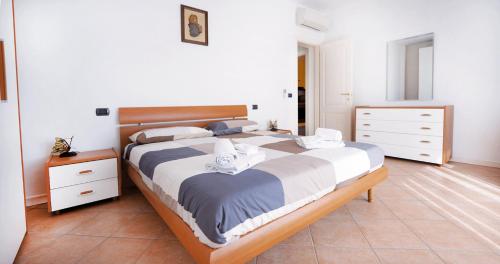 ein Schlafzimmer mit einem großen Bett mit zwei Nachttischen in der Unterkunft La Maison di Angelina - Appartamento vista Lago in Sirmione