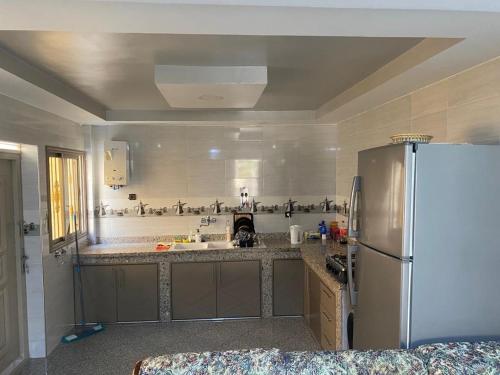 een grote keuken met een koelkast in de kamer bij Chic 3 Bed Villa in heart of Agadir in Agadir