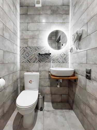 a bathroom with a toilet and a sink at Садиба Казка in Vizhenka
