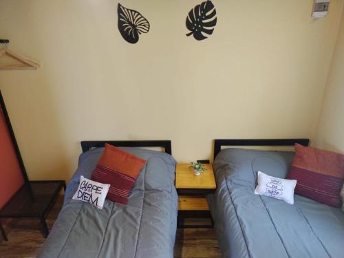 sala de estar con 2 camas y sofá en Cabañas Ventalia en El Calafate