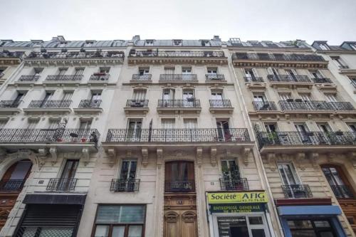 Tiny boutique studio in Paris 11