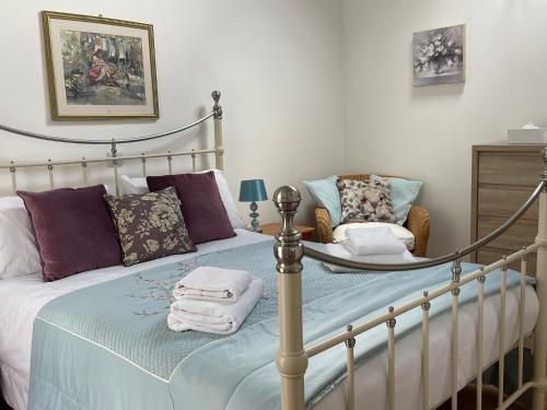 Voodi või voodid majutusasutuse Cottages at Woodlands, Grooms Cottage toas