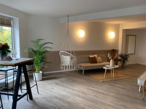 uma sala de estar com um sofá e uma mesa em Mango Living - Hideaway -, Dachterrasse, 77qm, 2 Schlafzimmer, 6 Personen, am Hauptbahnhof Rheydt em Mönchengladbach