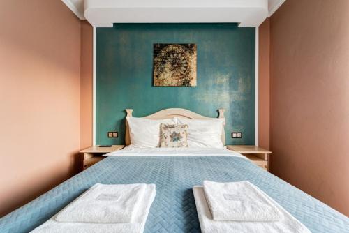 Schlafzimmer mit einem Bett mit blauer Wand in der Unterkunft Willa Sichelscy in Biały Dunajec