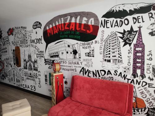 ein Zimmer mit einer Wand mit einem Wandbild von verschiedenen Städten in der Unterkunft Apartamento céntrico en Manizales, costo por noche $125.000 in Manizales