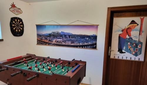 ein Zimmer mit einem Schachbrett und einem Bild an der Wand in der Unterkunft Auszeit am Berg in Schwarzach im Pongau