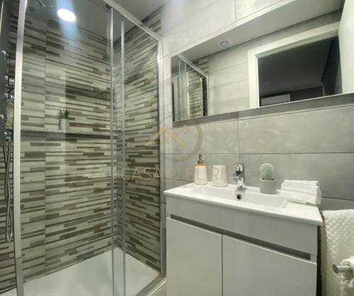 W łazience znajduje się umywalka i przeszklony prysznic. w obiekcie Casa D`El Rei w mieście Guarda