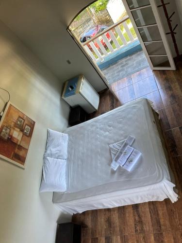 a bed in a room with a window at Camping Pousada Ilha do Mel - Frente ao Mar in Boracéia