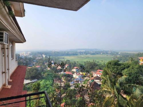 Vista general d'una muntanya o vistes d'una muntanya des de l'hostal o pensió