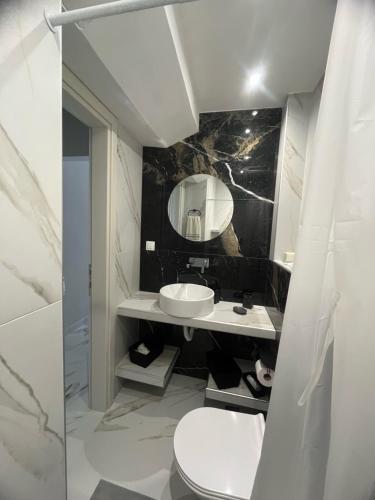W łazience znajduje się umywalka i lustro. w obiekcie Kalis apartment w mieście Agia Triada