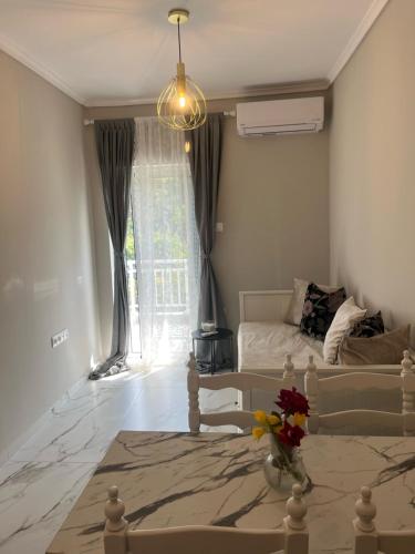 salon z łóżkiem i kanapą w obiekcie Kalis apartment w mieście Agia Triada