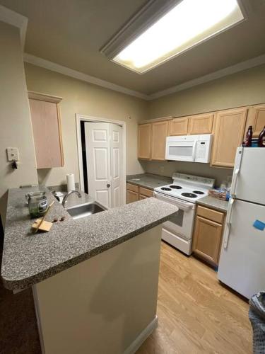 eine Küche mit einem weißen Kühlschrank und einer Arbeitsplatte in der Unterkunft Make it your own!(Willow Bend) in Plano