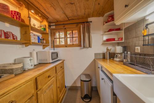 Kuchyň nebo kuchyňský kout v ubytování Chalet Les Rindes
