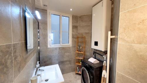 une salle de bain avec un lavabo et une machine à laver dans l'établissement Ze Perfect Place - Charmant appartement - Masséna, à Nice
