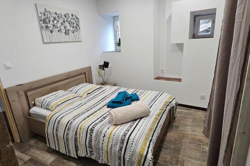 - une chambre avec un lit et 2 serviettes dans l'établissement Appartement Kantar- La dame d'OR, à Anduze