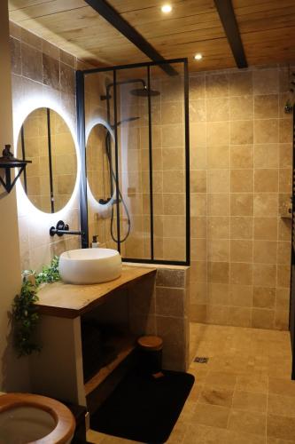 Kylpyhuone majoituspaikassa Gite sous-terre