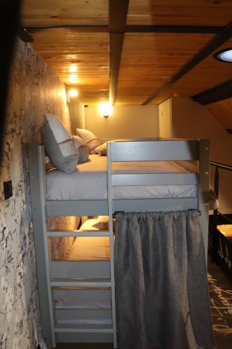 2 beliches num quarto com tecto em Gite sous-terre em Landisacq