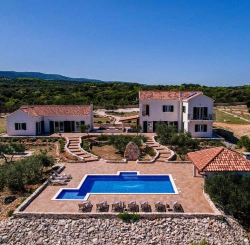 Πισίνα στο ή κοντά στο Villa Luisa Pucisca - 2 Häuser, 6 Schlafzimmer Insel Brac - Pool, Grill, Kamin, Tischtennis, Boccia
