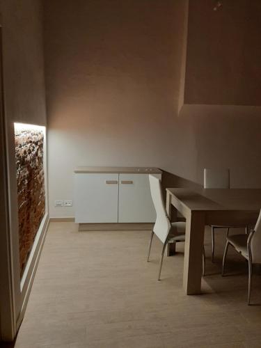 a dining room with a table and chairs at Il Garibaldi in Savigliano