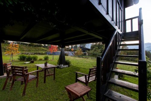 a group of tables and chairs in a yard at Quinta Lamosa Agroturismo in Arcos de Valdevez