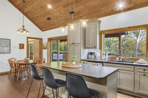 Dapur atau dapur kecil di Fox Hill Retreat