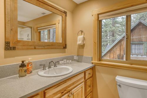 een badkamer met een wastafel, een toilet en een raam bij Black Bear Hideaway in South Lake Tahoe