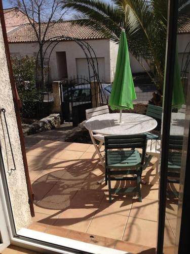 Beau F2 rdc entier 40m2 calme terrasse jardin parking gratuit sur place