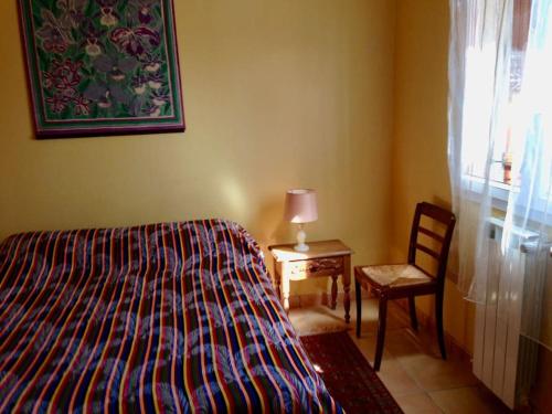 une chambre avec un lit, une chaise et une fenêtre dans l'établissement Beau F2 rdc entier 40m2 calme terrasse jardin parking gratuit sur place, à Montpellier