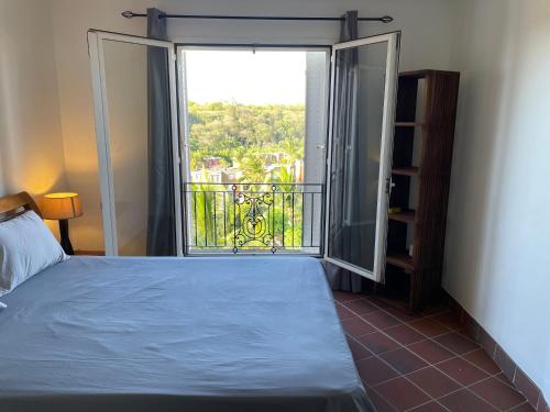 a bedroom with a bed and a large window at Charming 2-Bedroom Ensuite Villa in picturesque Port Chambly in Terre Rouge