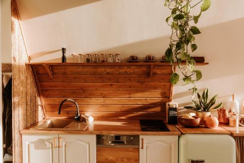 cocina con fregadero y encimera de madera en Bohema, en Sierpnica