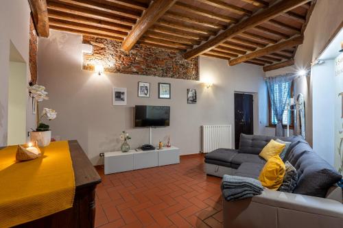 een woonkamer met een bank en een tv bij Apartment Anfiteatro in Lucca