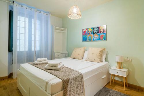 Un pat sau paturi într-o cameră la Elena Apartments - Girona